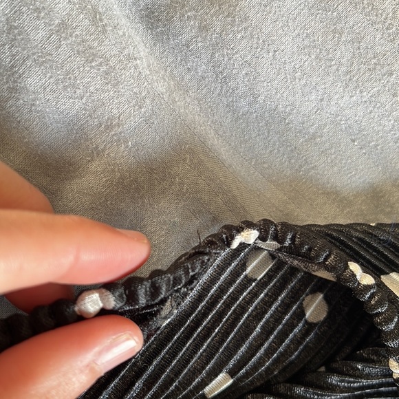 Polka dot cold shoulder top, pleated - Picture 5 of 5